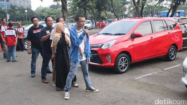 Wildan (paling belakang) mengikuti games di coaching clinic Toyota Calya bersama peserta lainnya