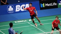 Tontowi melakukan smas.