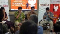 CEO Manilka Dani Akhyar, Pakar Intelijen Stepi Anriani, Juru Bicara Komunitas Balairung Pancasila Herzaky Putra, Ketua Pansus RUU Antiterorisme Muhammad Syafii, Peneliti Utama LIPI Mochtar Pabotinggi, Pakar Filsafat UI Rocky Gerung (kiri ke kanan) menjadi pembicara diskusi bertajuk Pancasila, Terorisme, dan Proxy War di Jakarta, Selasa (13/6/2017).