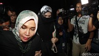 Dalam kasus tersebut, Firza juga ditetapkan sebagai tersangka, namun penyidik memutuskan untuk tidak menahannya.