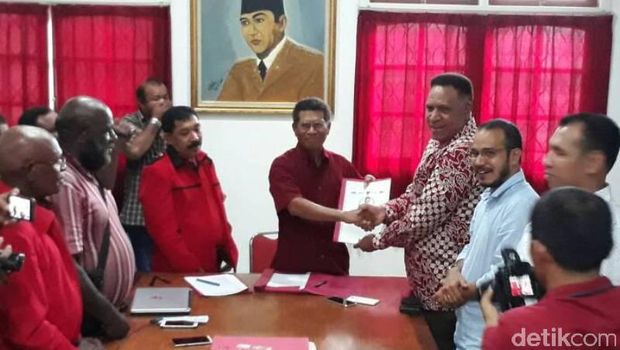  Irjen Paulus Waterpauw mendaftarkan diri sebagai bakal calon gubernur Papua lewat PDI Perjuangan, Selasa (13/6/2017)