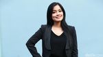 Tampil Serba Hitam, Titi Kamal Tetap Bersinar