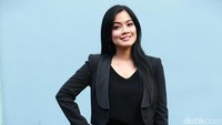 Titi Kamal melengkapi penampilannya dengan heels pink. Pool/Palevi S/detikFoto.