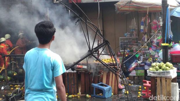 Api di Kebakaran Gudang Kain di Kebayoran Lama Kembali Membesar