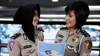 Disela-sela jam kerja mereka, detikcom mencoba menyambangi mereka dan meminta waktu untuk berfoto.