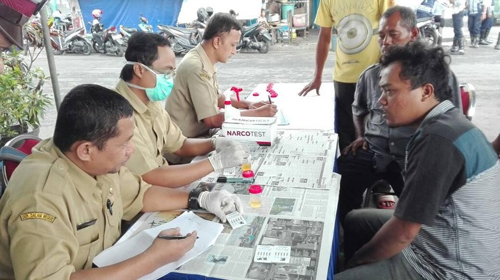 Sopir Terminal Joyoboyo Dites Urine, Satu Sampel Hasilnya Positif