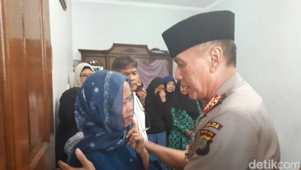 Momen Kapolda Metro Melayat hingga Gotong Jenazah Italia ke TPU