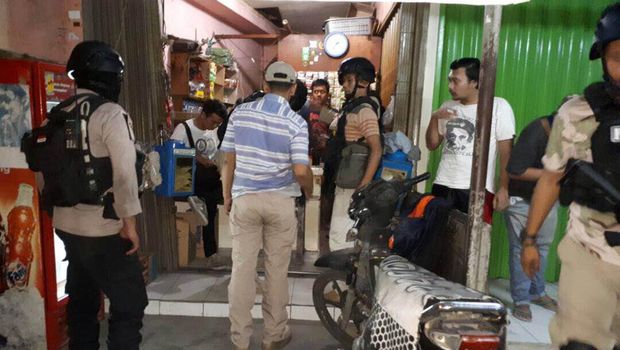 Polisi mengamankan sejumlah remaja yang nongkrong di kawasan Pasar Rebo, Jakarta Timur.l