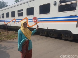 Kisah Nenek Patum yang 30 Tahun Lebih Jaga Perlintasan KA di Serang