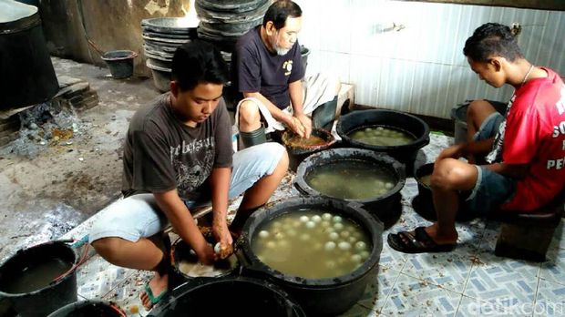 Produsen telur asin di Kabupaten Brebes, Jawa Tengah meningkatkan produksi menjelang liburan lebaran 2017. 