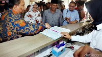 Kak Emma didampingi kuasa hukumnya mengisi buku tamu di Polda Metro Jaya.