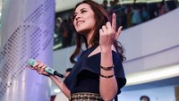 Raisa memberi senyuman kala menghibur di depan fansnya tersebut. Dok. Instagram/raisa6690