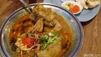 Sop iga garang asem jadi menu andalan yang patut dicoba. Potongan daging iga dengan tekstur lembut dicampur dengan kuah berempah gurih dengan sentuhan asam membuat sajian ini cocok dinikmati dengan nasi hangat, acar dan emping. Seporsinya dijual dengan harga Rp 75.000.