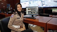Maka tak heran bila polisi cantik menjadi primadona untuk membawakan berita soal kemacetan lalu lintas.