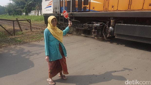 Kisah Nenek Patum yang 30 Tahunan Jaga Perlintasan KA di Serang