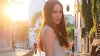 Shandy Aulia tampil cantik dengan bluss abu-abu. Dok. Instagram/shandyaulia