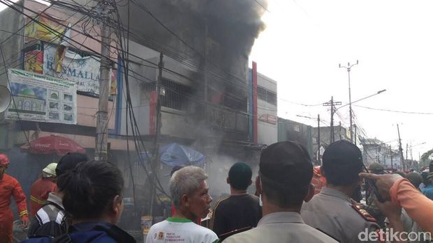 Ruko di Kebayoran Lama Terbakar, 15 Mobil Damkar Diterjunkan