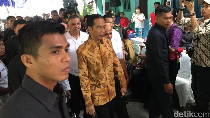 Jokowi Bagi-bagi Sembako ke Warga Rawa Bebek