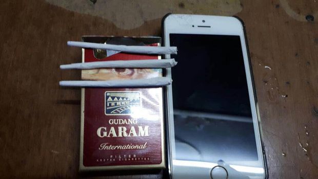 Polisi menyita 3 linting tembakau gorila yang dikemas dalam bungkus rokok.