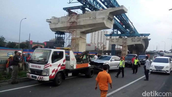 Kecelakaan Beruntun di Exit Tol Lingkar Luar Bogor, 2 Orang Luka