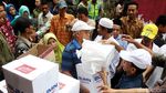 Antrean Sembako Murah di Rawa Bebek Mengular