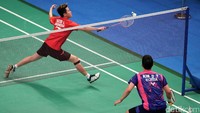 Permainan pendek diperagakan kedua pasangan.