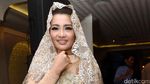 Cetarnya Fitri Karlina dengan Hijab Emas