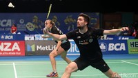 Christiansen berusaha mengembalikan shuttlecock saat melawan Praveen/Debby di babak pertama BCA Indonesia Open Super Series Premier 2017.