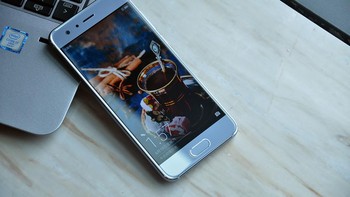 Layarnya berukuran 5,15 inch dengan resolusi Full HD. Foto: Honor 9