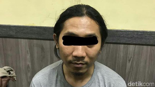 IR (32) penjual film porno ditangkap polisi