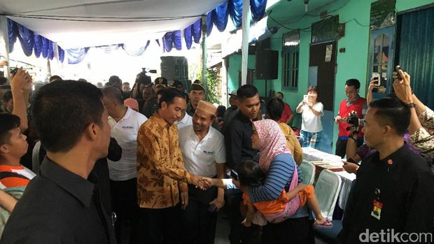 Jokowi Bagi-bagi Sembako ke Warga Rawa Bebek