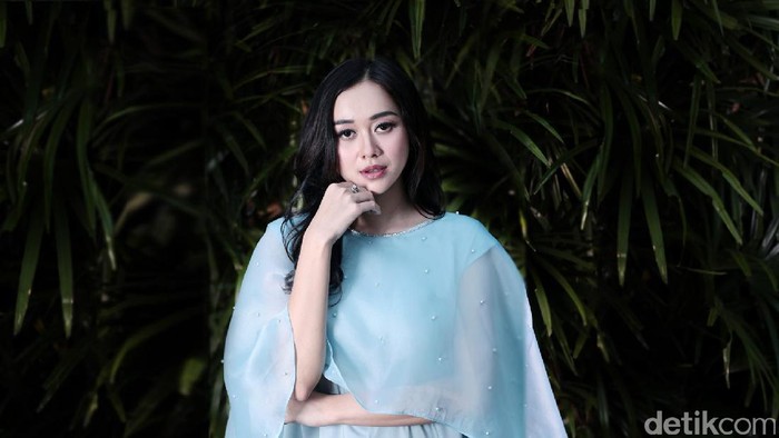 Senang Sama Anak Kecil, Aura Kasih Lebih Suka Blusukan