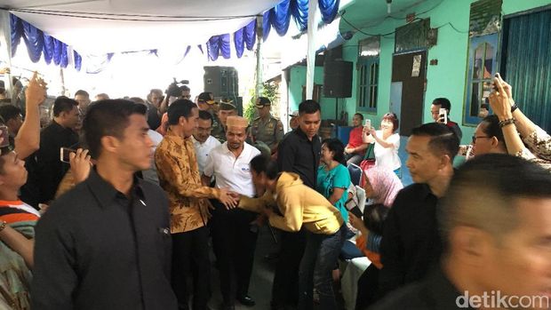 Jokowi Bagi-bagi Sembako ke Warga Rawa Bebek