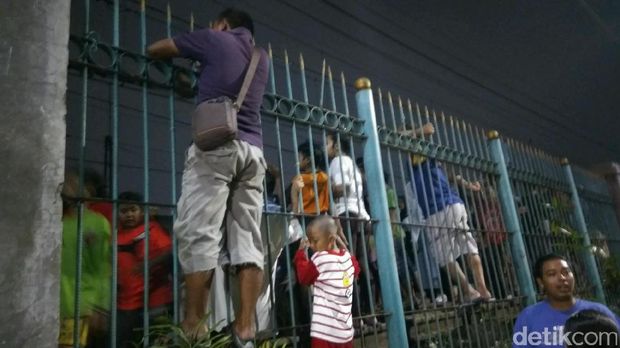 Warga Padati Lokasi Tabrakan Maut KA Walahar Vs Mobil di Senen