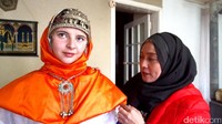 Meski tidak se-gemerlap baju pengantin modern, baju tradisional suku muslim Lakh punya keunikan dan nilai sejarah tinggi. Baju pengantin biasanya diwariskan secara turun temurun dari generasi ke generasi. Baju ini terbuat dari bahan sutera murni dengan warna-warna yang mencolok. Pool/Yoga Endryanto.