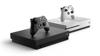 Xbox One X ketika dibandingkan dengan Xbox One. Dimensinya tidak jauh berbeda, malah Xbox One X kelihatan lebih sedikit lebih ringkas. Foto: Microsoft