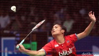 Gregoria bertanding melawan Chen Yufei di babak pertama Indonesia Open Super Series Premier 2017 yang dihelat di Jakarta Convention Center Plenary Hall, Selasa (13/6). 