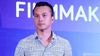 Pria yang akrab disapa Nico itu tampil dengan kemeja biru dan celana panjang. Pool/Ismail/detikFoto