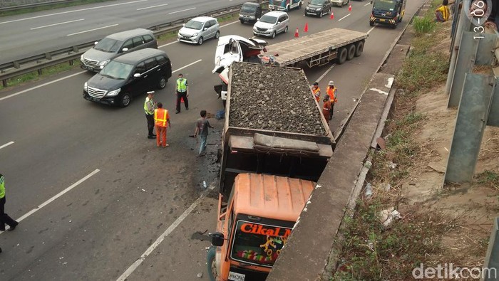Tabrakan Truk di Tol JORR Km 47 Arah Tanjung Priok, Lalin Padat