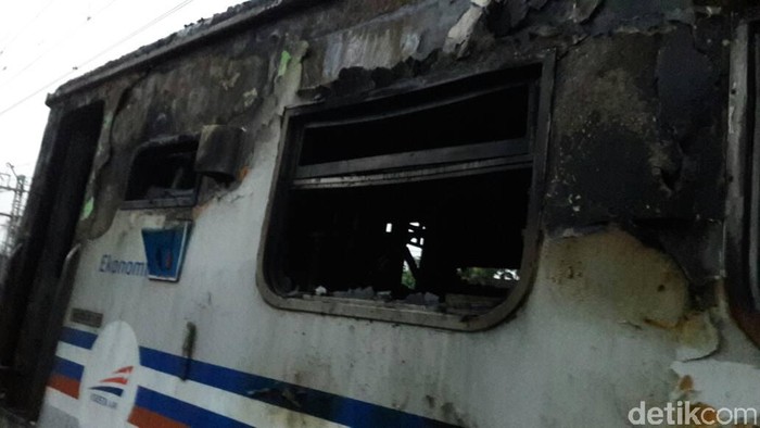 KAI: KA Walahar Tak Anjlok, tapi Mobil Terjepit