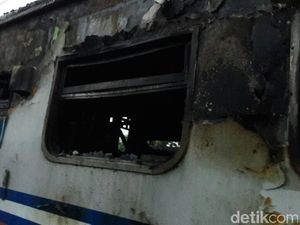 Petugas Padamkan Api Kereta Walahar yang Terbakar di Senen