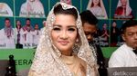 Cetarnya Fitri Karlina dengan Hijab Emas