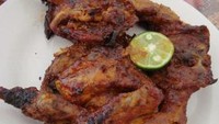 Dari pulau Lombok, ada ayam bakar Taliwang yang super pedas. Ayam kampung mudah dibalut bumbu cabe lalu dibakar kering. Cara meracik bumbunya ada di resep berikut ini. Foto: detikfood