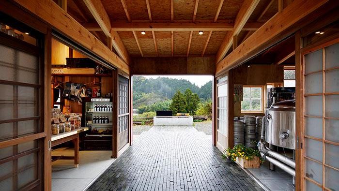 Jika pada umumnya sebuah kedai dibangun pakai material bangunan, tapi berbeda dengan kedai di Jepang ini. Ya, seorang arsitek membangun kedai menggunakan sampah.