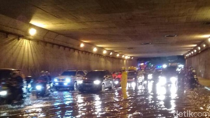Underpass Cawang Banjir, Petugas Damkar Sedot Air