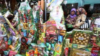 Kepala Balai Besar Pengawasan Obat dan Makanan (BBPOM) DKI Jakarta Dewi Prawitasari memantau peredaran parcel Lebaran di pasar parcel Cikini, Jakarta Pusat, Selasa (13/7/2017).