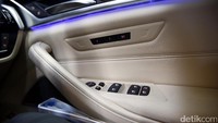 Pada grille kini terdapat fitur baru, katup yang bisa membuka tutup sesuai kebutuhan aerodinamis (active air stream kidney grille). Fitur itu diadopsi dari fitur yang sudah ada di BMW Seri 7. BMW Seri 5 terbaru memiliki LED daytime driving light serta lampu utama, high beam LED sebagai standar.