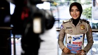 Paras yang cantik dan seksi menjadi poin utama bagi para pembaca.