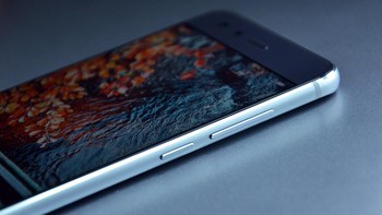 Huawei mengusung 3D glass yang mengantikan 2.5D glass pada Honor 8. Foto: Honor 9