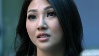 Raut kesedihan terlihat dari wajah ibu satu anak itu.
